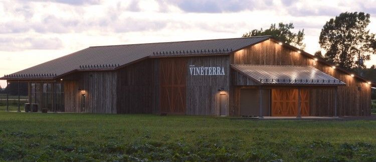 Une grande grange avec le mot vignoble sur le côté