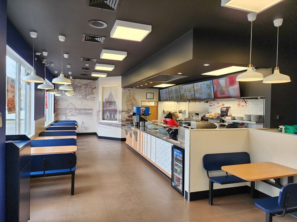 L'intérieur d'un restaurant Domino's Pizza avec tables et bancs.