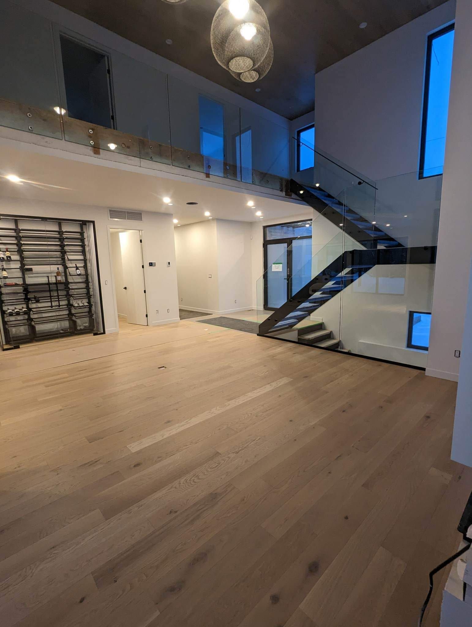 Il y a un escalier au milieu de la pièce.