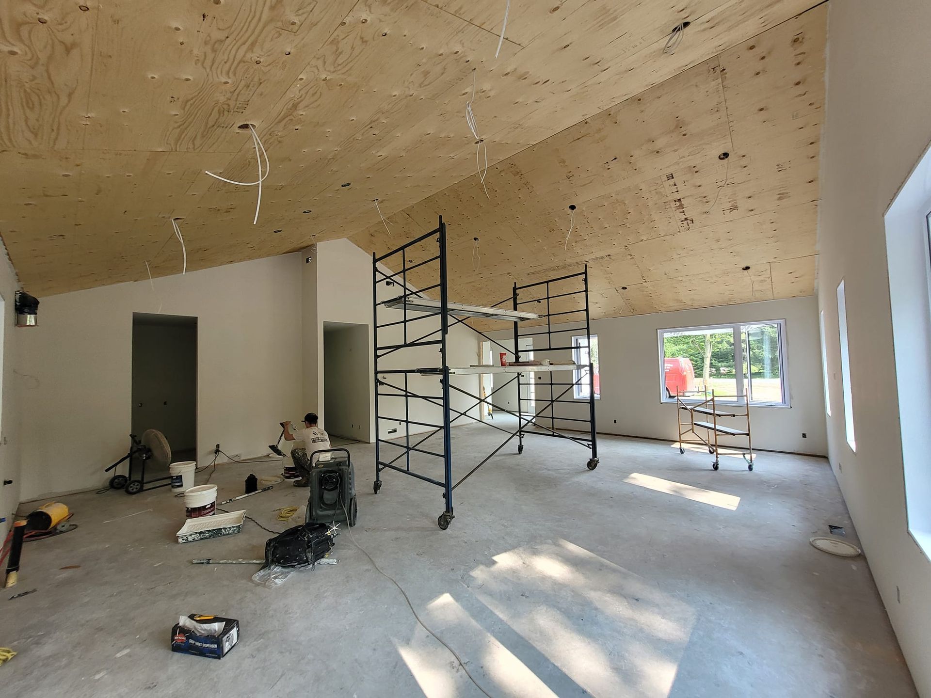 Une pièce vide avec un plafond en bois et un échafaudage