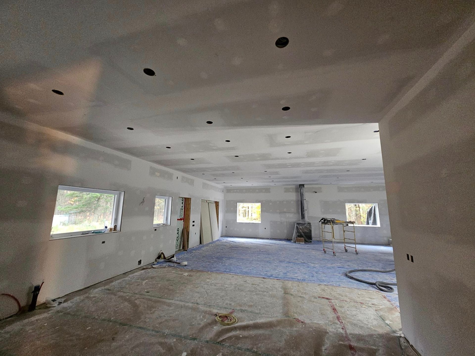 Une pièce vide avec un plafond troué