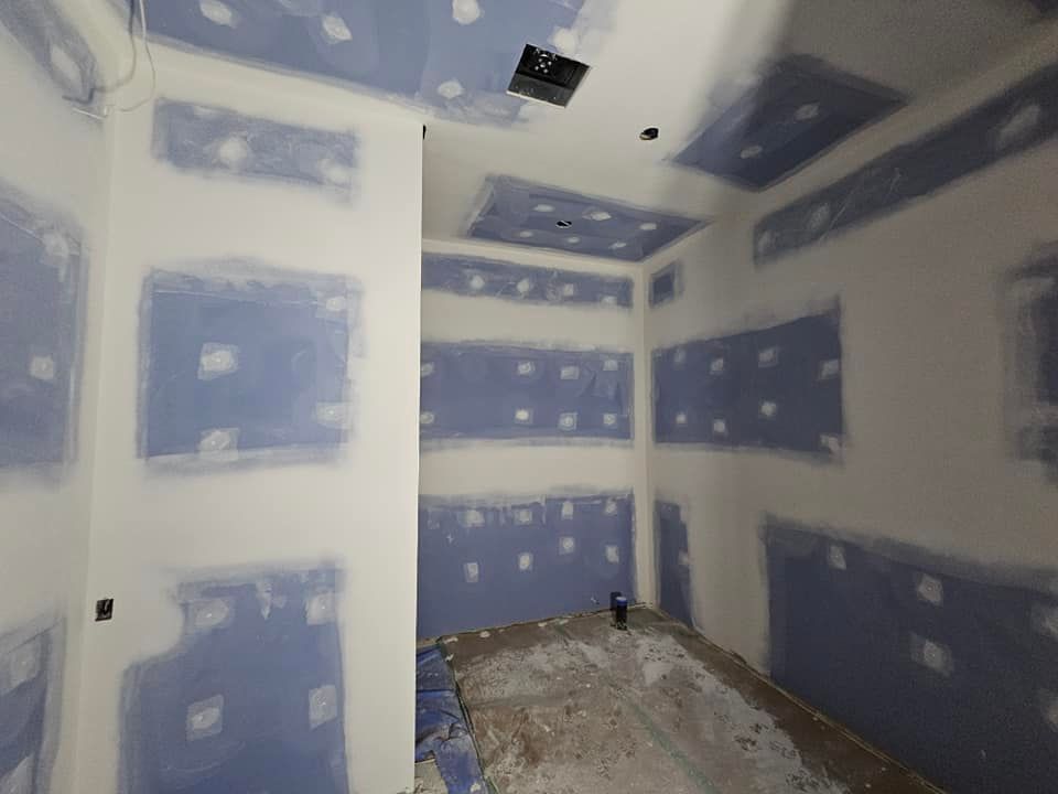 Une pièce avec beaucoup de cloisons sèches bleues sur les murs et le plafond.