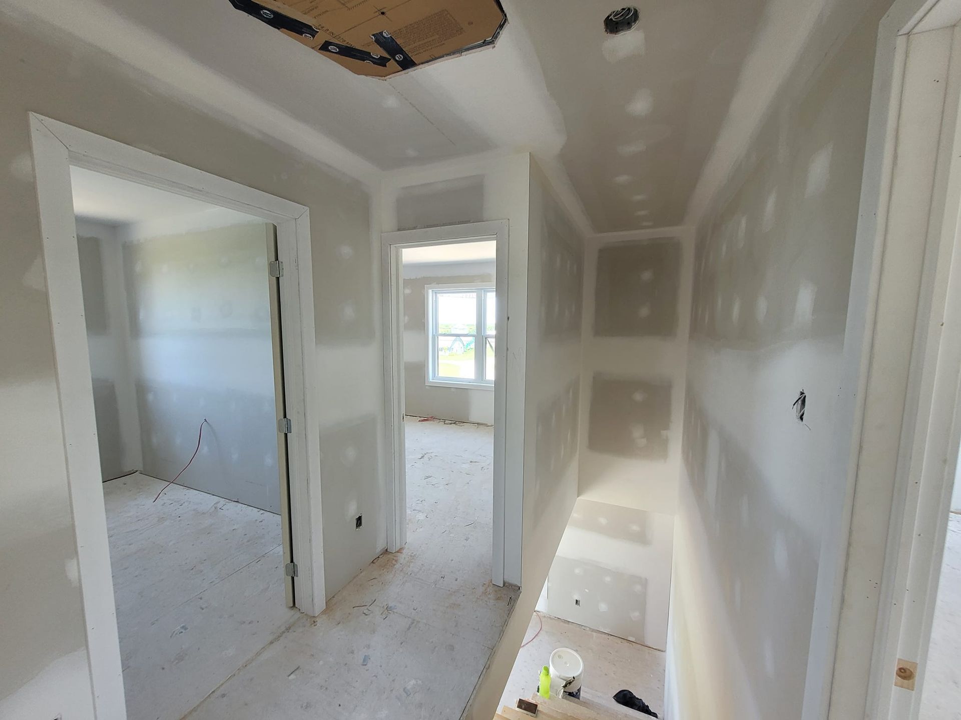 Un couloir dans une maison en cours de rénovation.