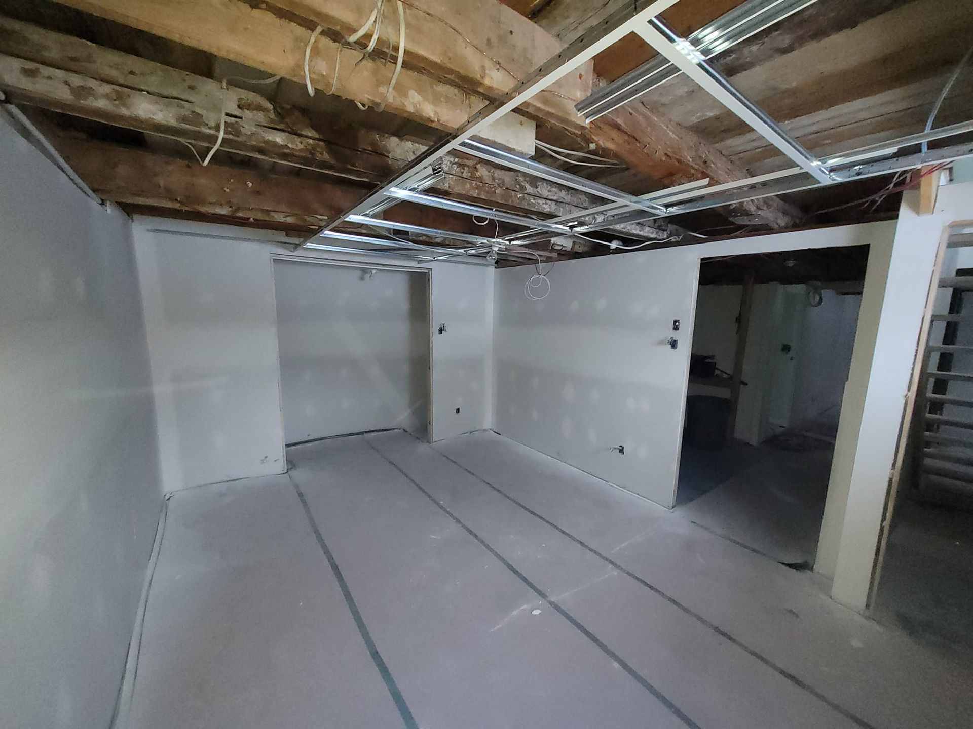 Une pièce vide avec un plafond en cours de rénovation.
