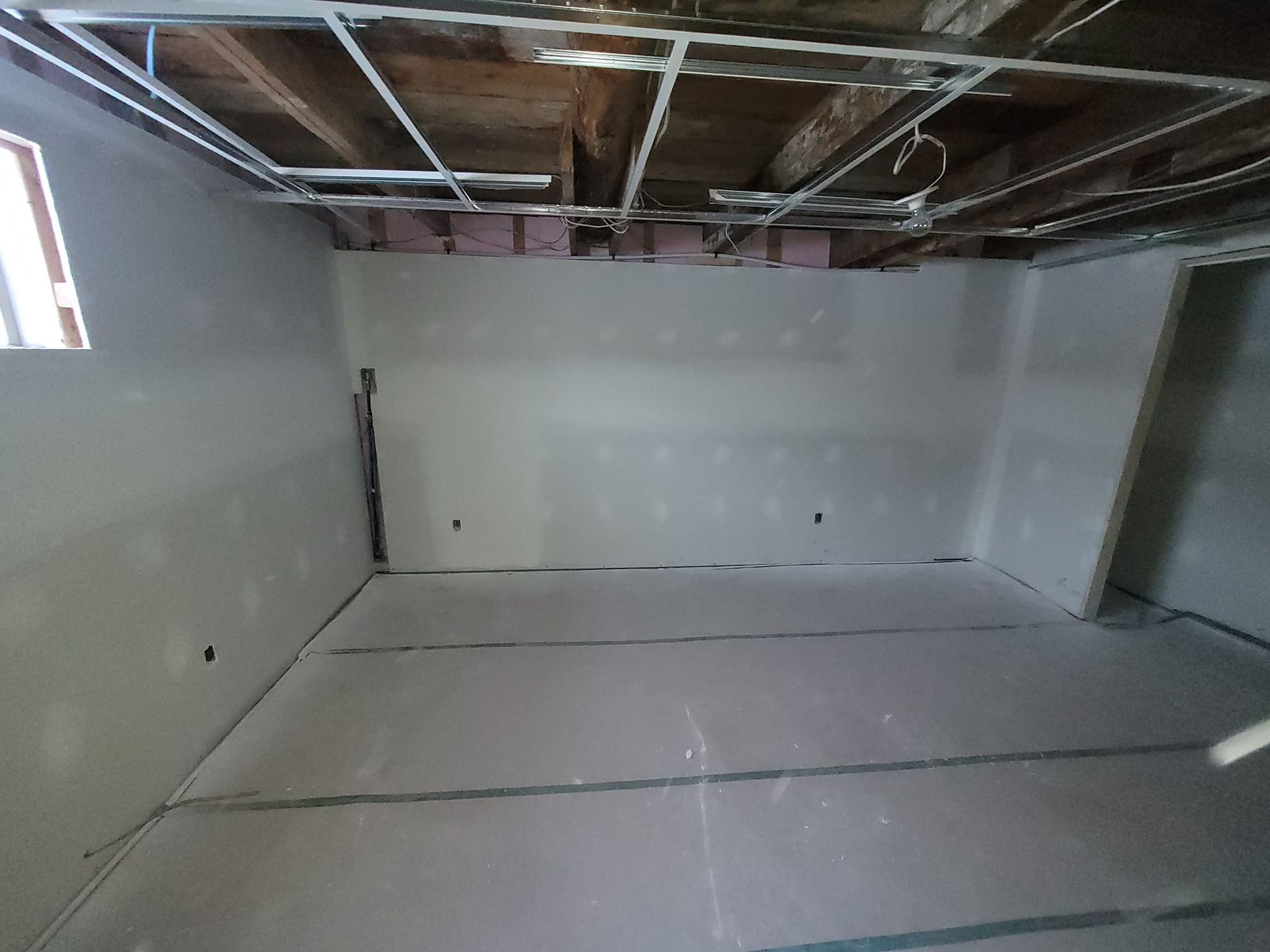 Une pièce avec un plafond en cours de rénovation.