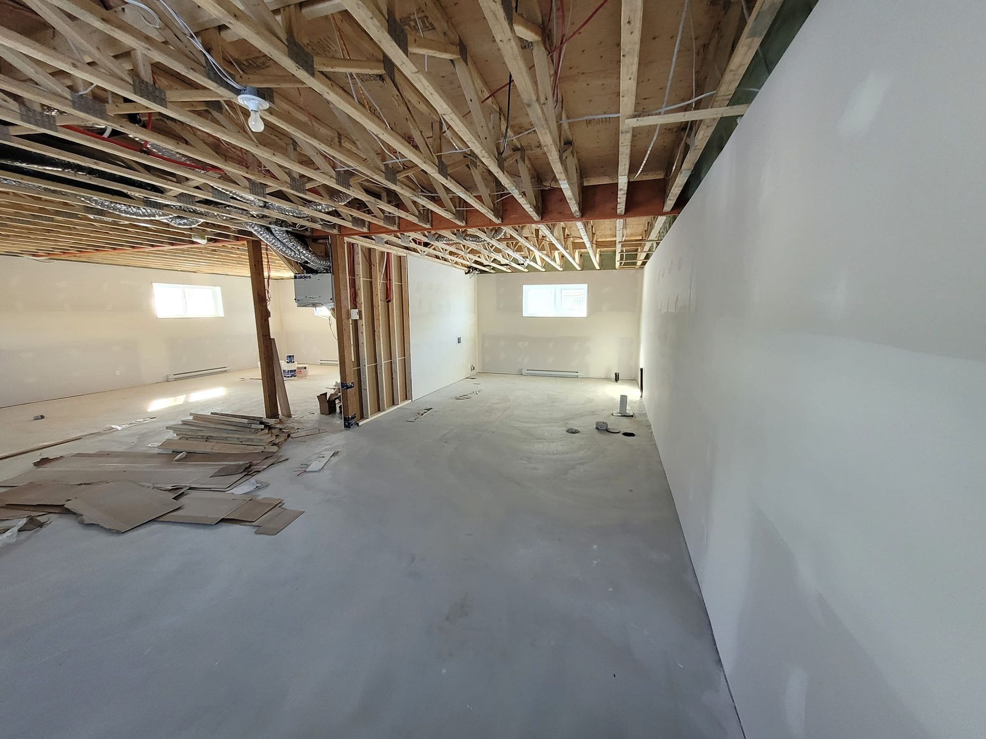 Un sous-sol en construction avec un plafond et des murs.