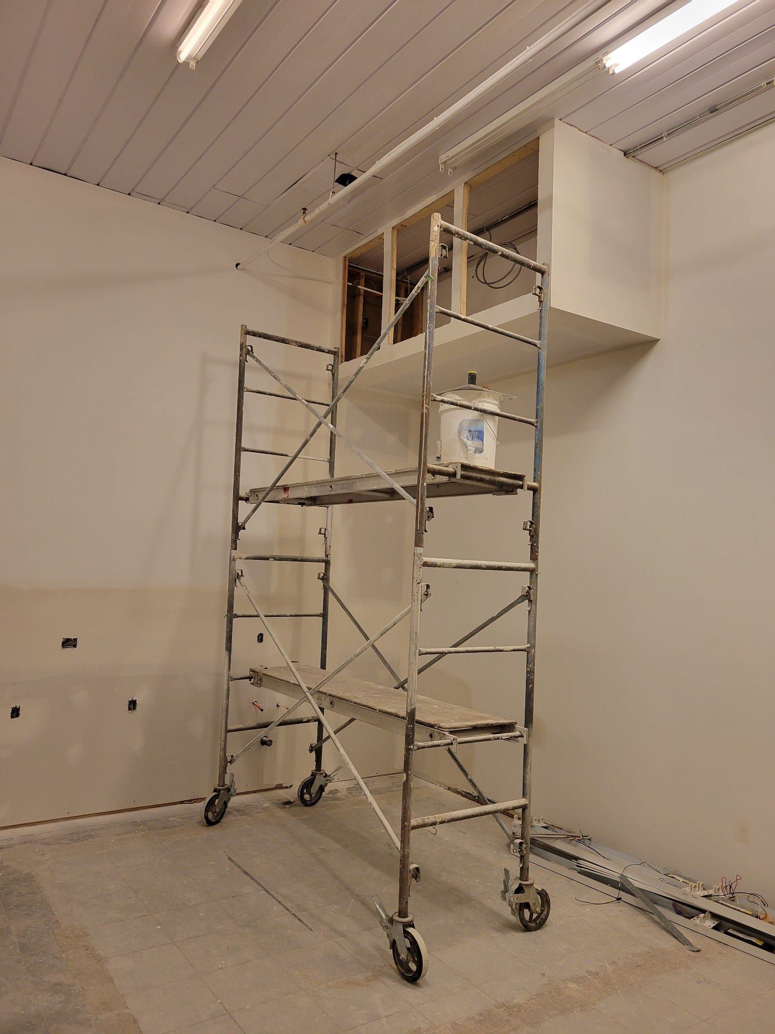Un échafaudage est posé dans une pièce en construction.