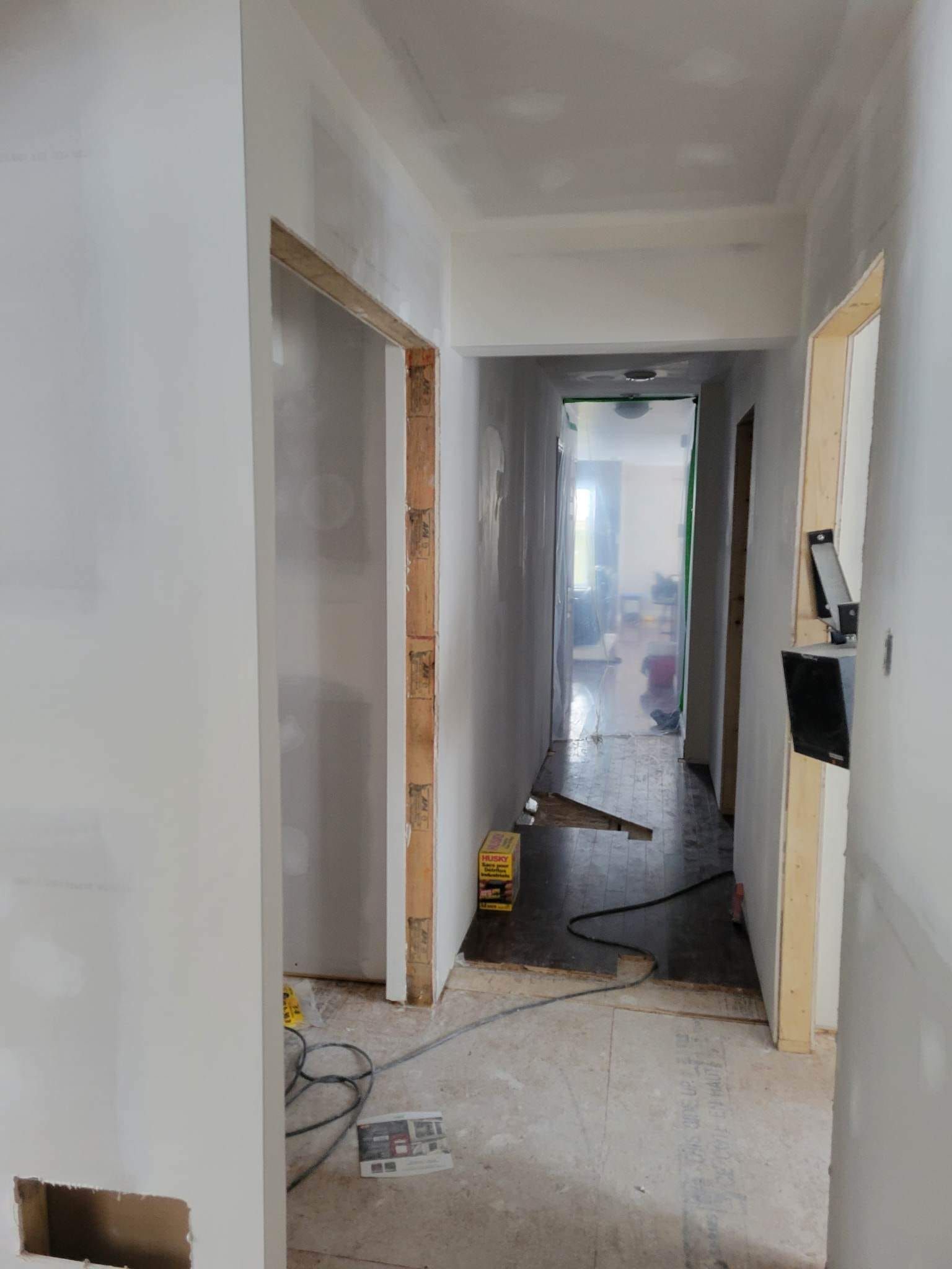 Un couloir dans une maison en cours de rénovation.