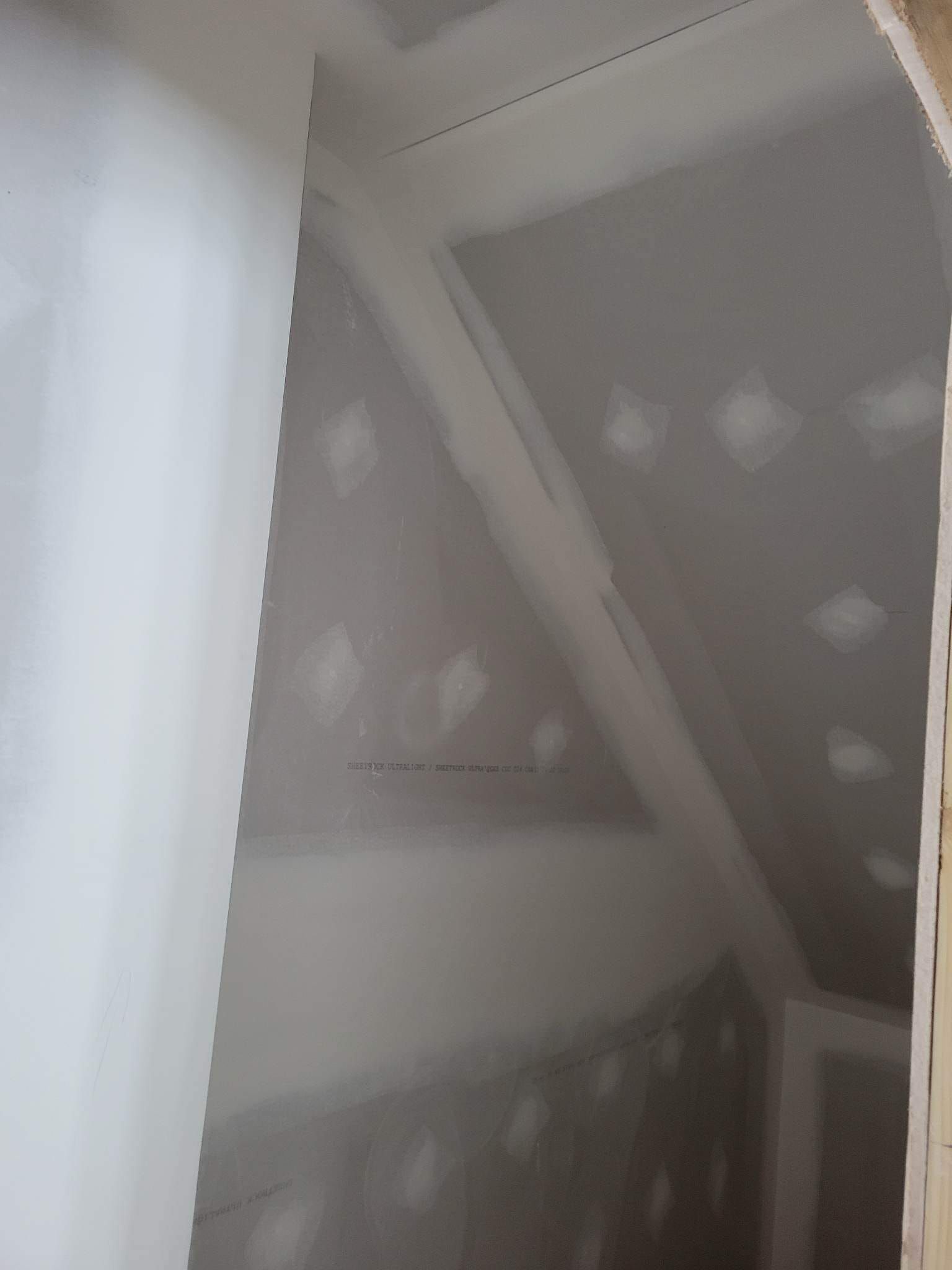 Une pièce avec un plafond en construction