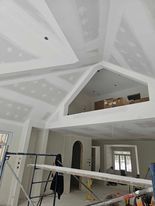 Une pièce avec un plafond voûté et une échelle à l'intérieur.