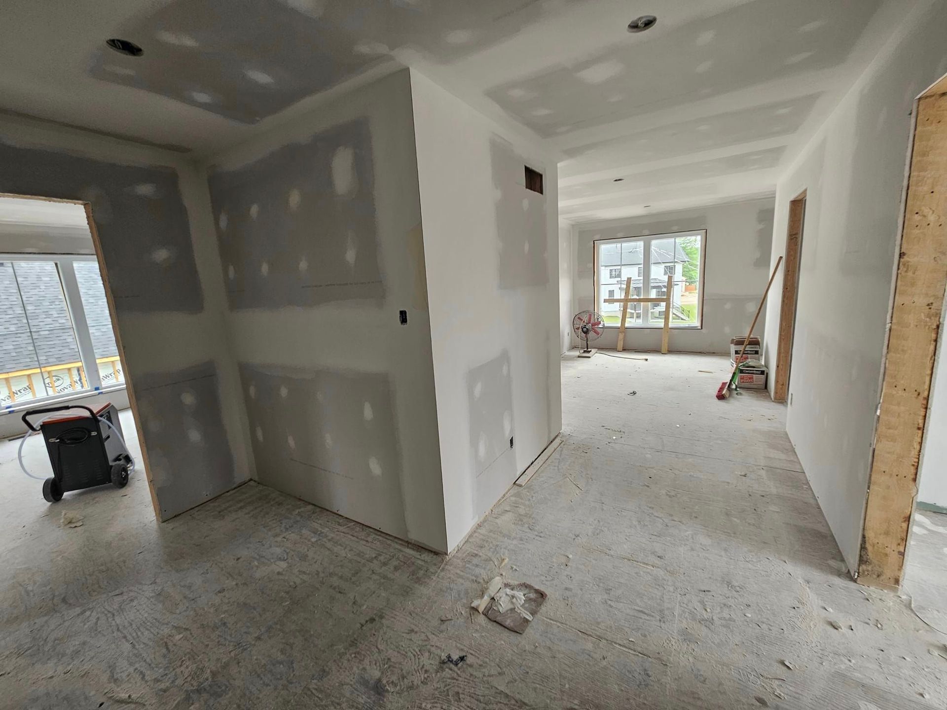 Une pièce en cours de rénovation avec des cloisons sèches sur les murs.