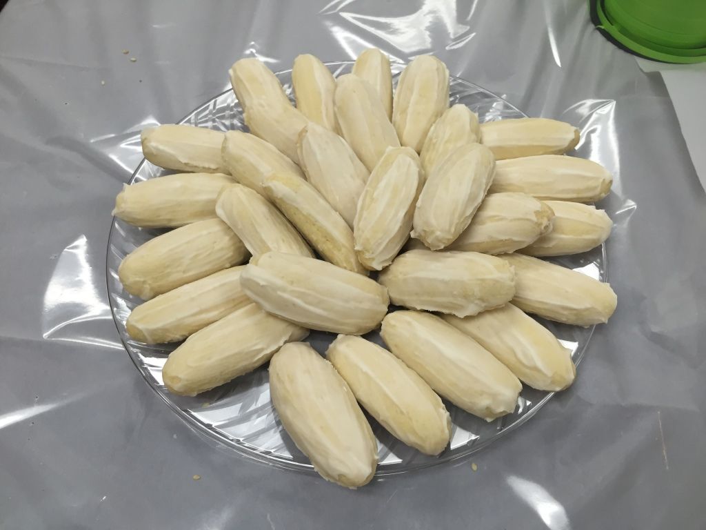 A plate of neatly arranged peeled yuca.