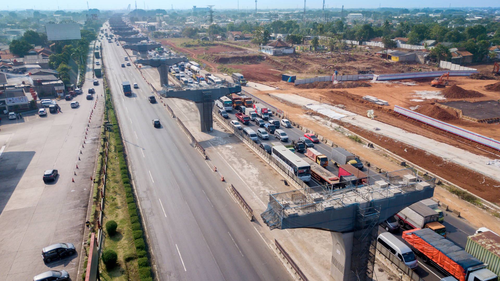 Highway construction site with heavy traffic congestion; vehicles are stopped.