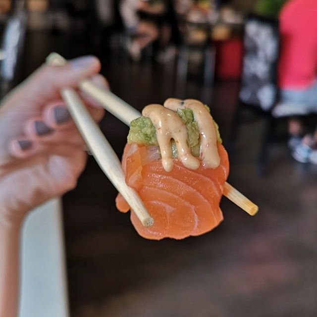 Sushi salmone con salsa wasabi