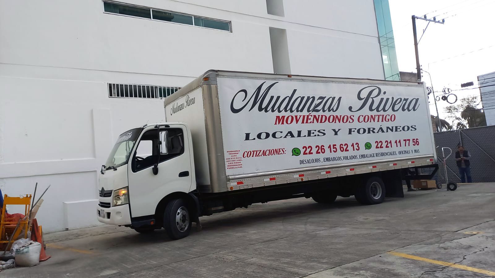 Camión de mudanzas con el logo de