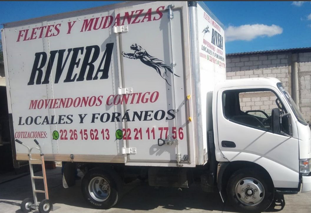 Camión de mudanzas con logo de Rivera, color blanco con texto negro, números de teléfono mostrados.