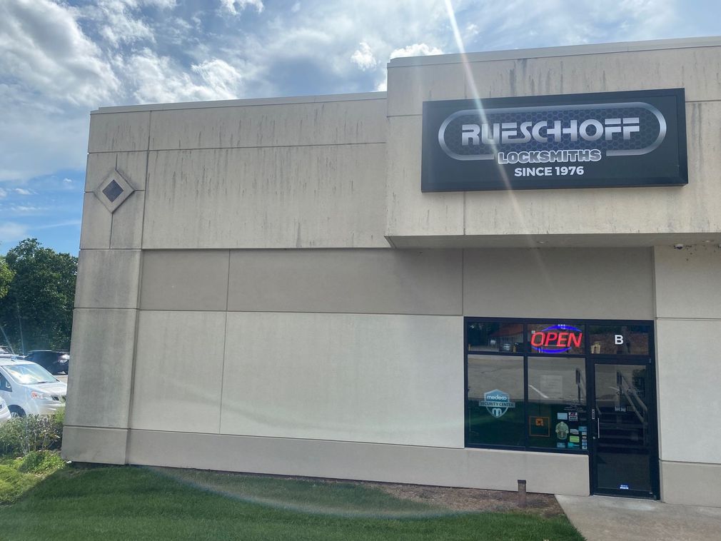 Store front of Rueschhoff Locksmiths.