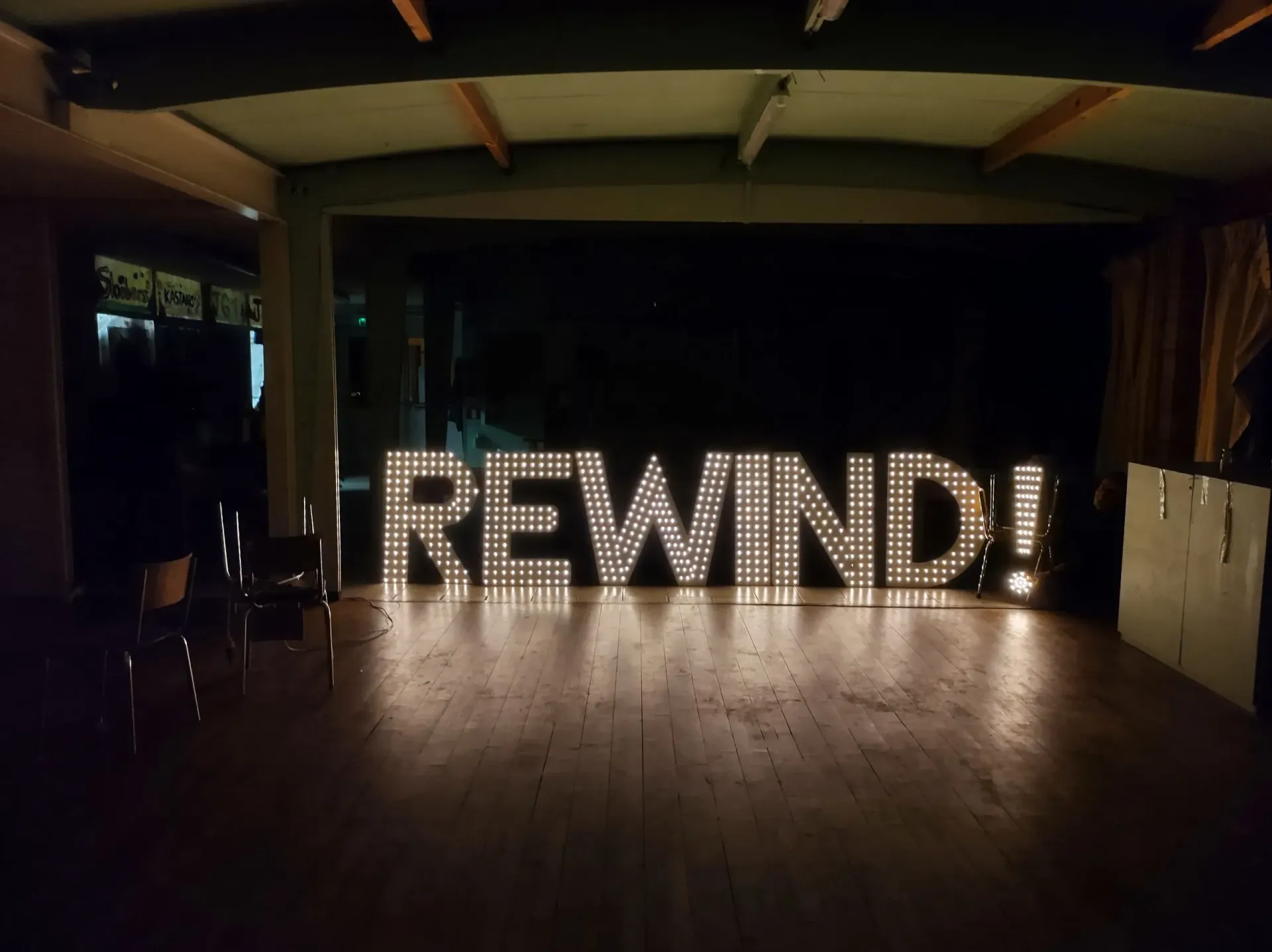 Een verlicht bord op het podium vermeldt in grote letters