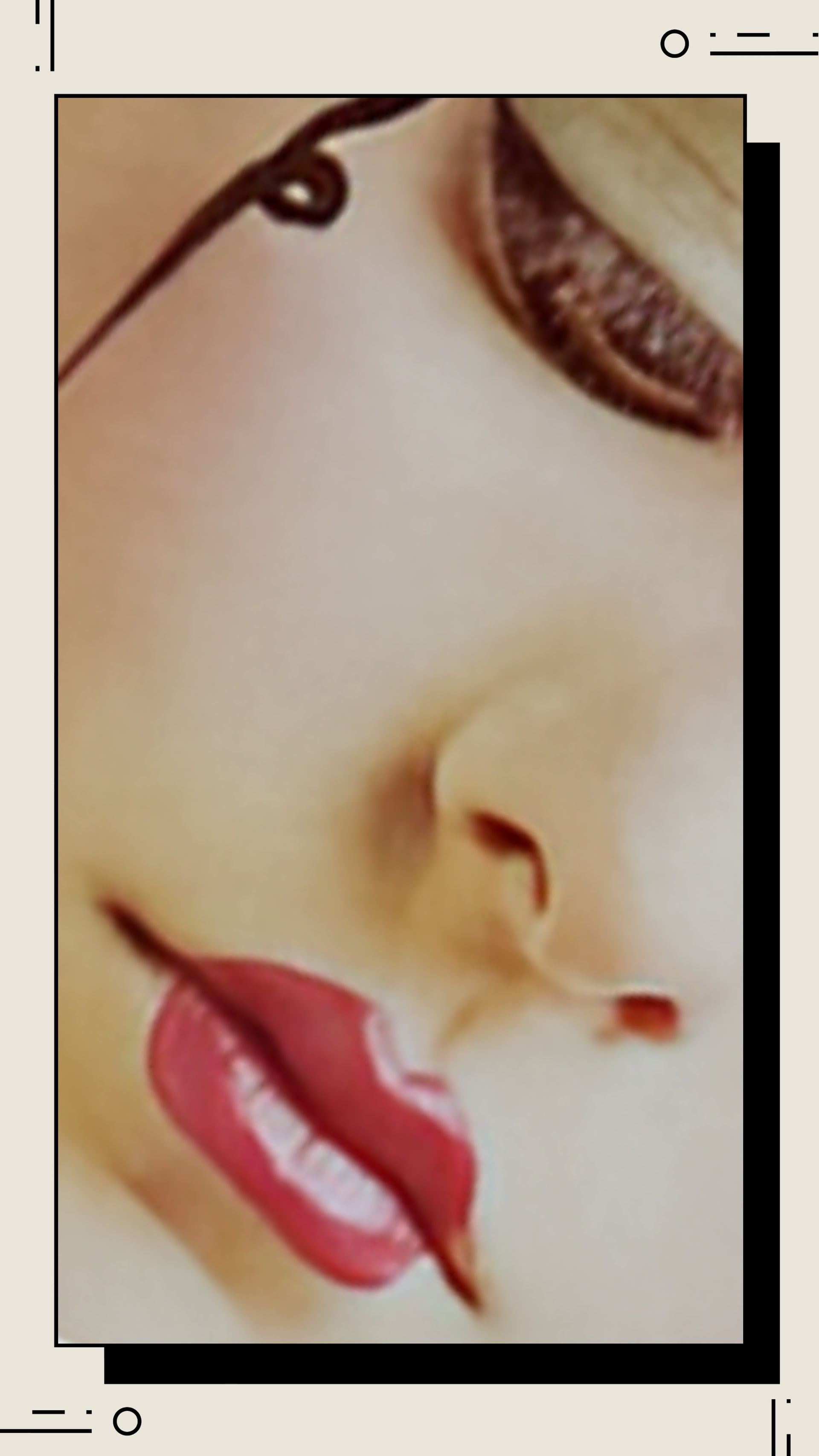 Un grupo de personas están de pie una al lado de la otra sosteniendo colchonetas de yoga en un gimnasio.