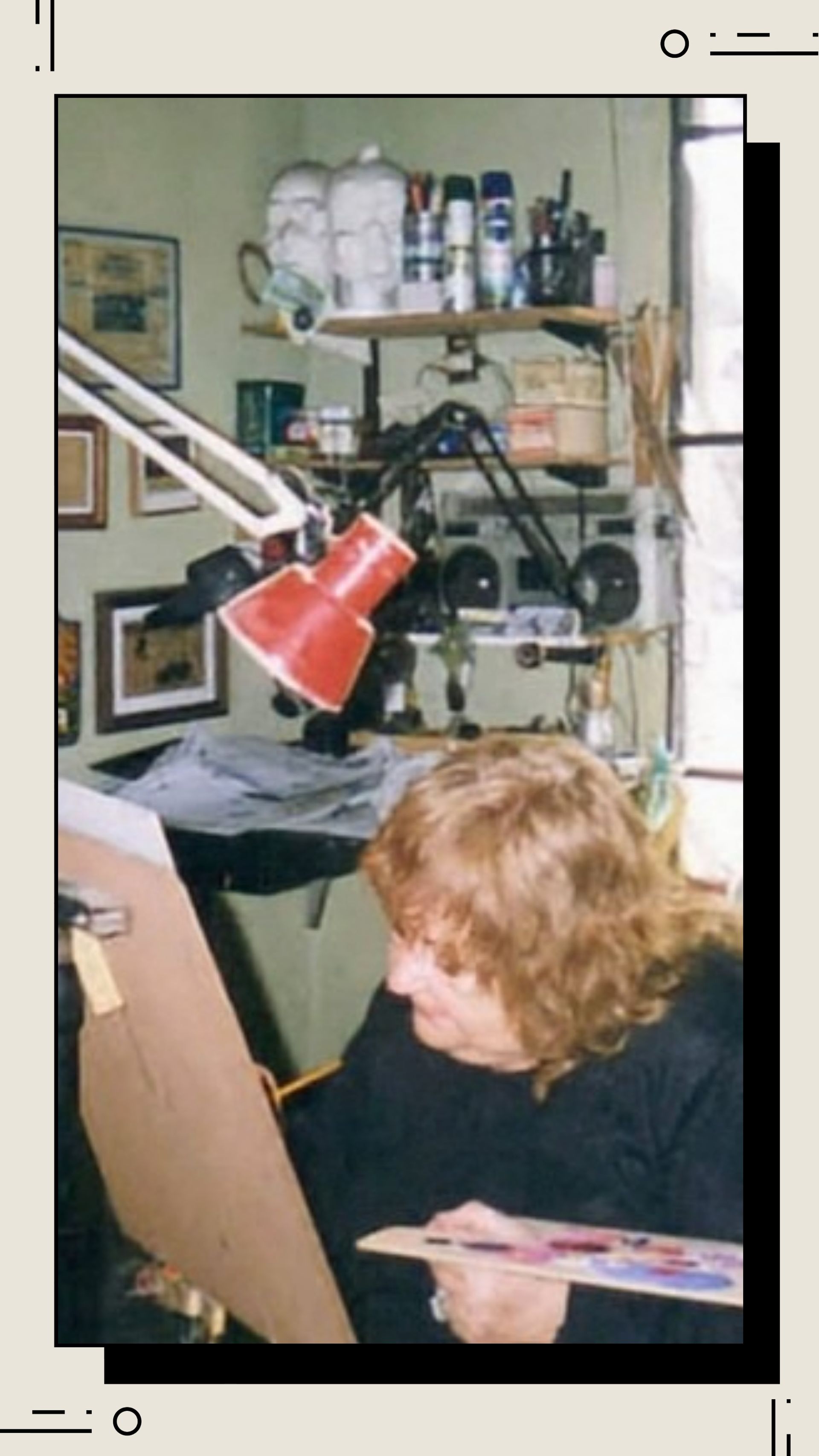 Una persona está pintando en un lienzo con un pincel.