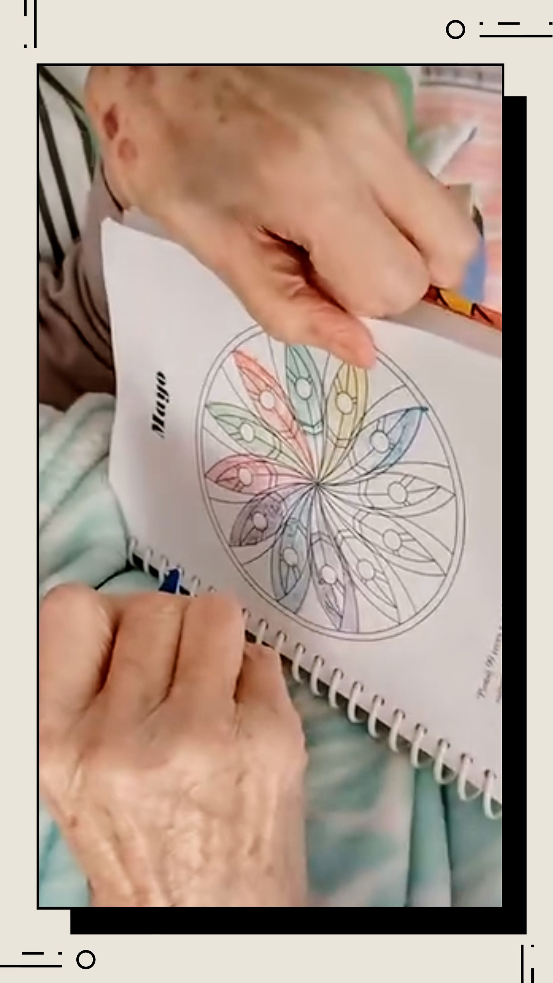 Una mujer está sentada en una mesa pintando sobre un lienzo.