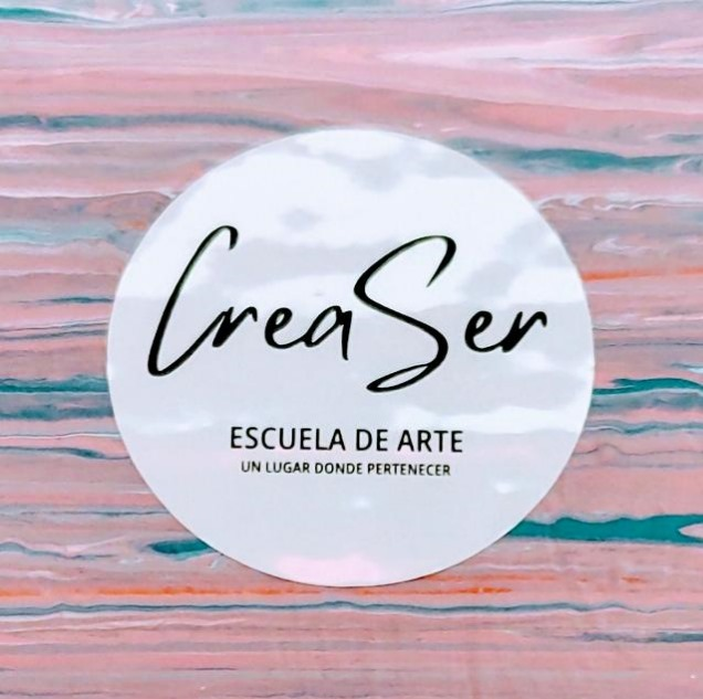 La palabra crear está escrita en cursiva sobre un fondo blanco.