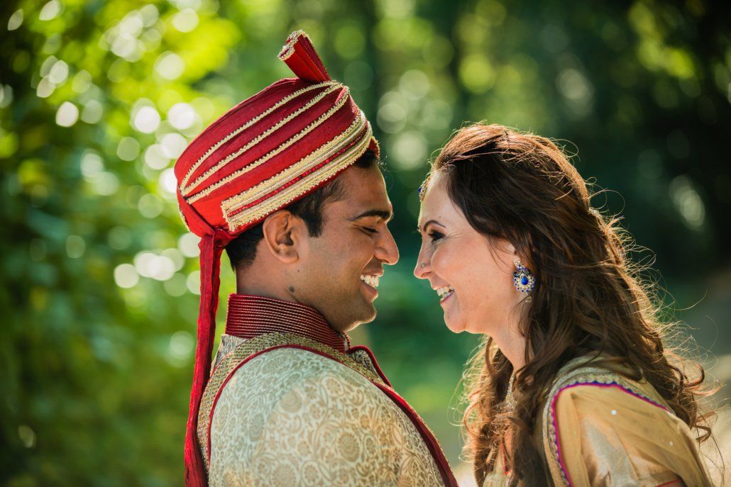 Eine Braut und ein Bräutigam schauen sich an und lächeln.