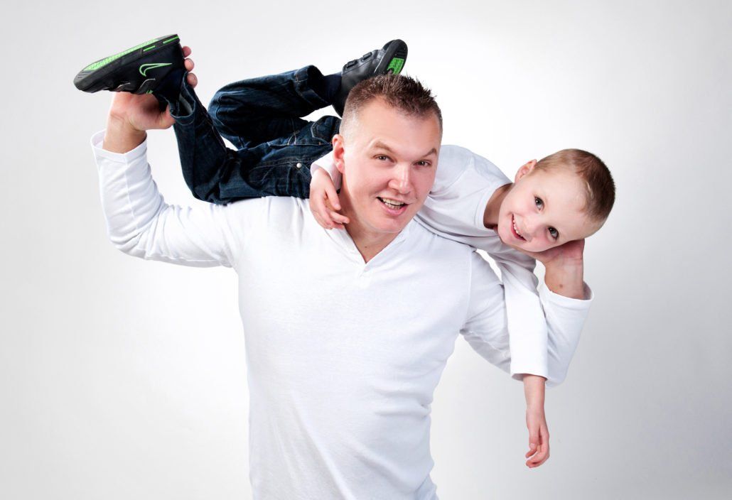 Ein Mann hält einen kleinen Jungen auf seinen Schultern.