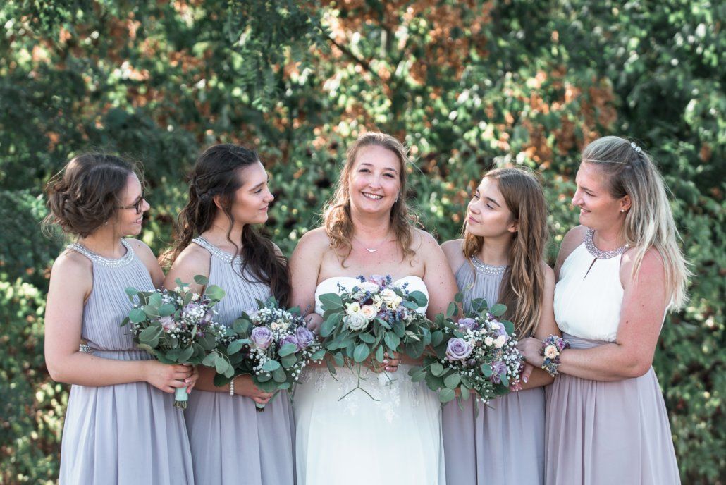 Eine Braut und ihre Brautjungfern posieren für ein Foto.