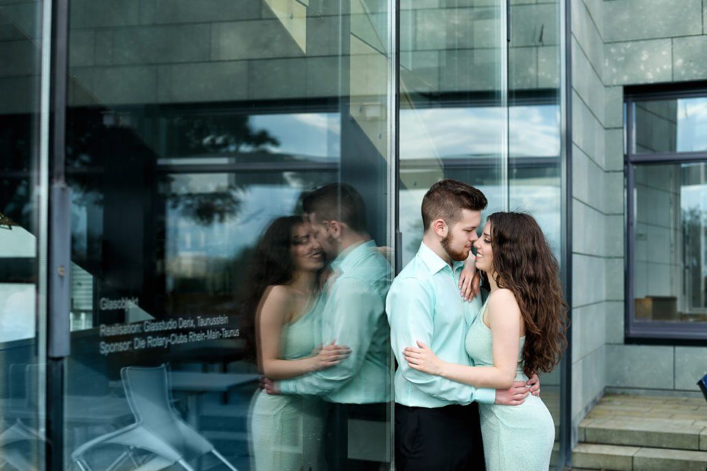 Ein Mann und eine Frau umarmen sich vor einer Glastür.