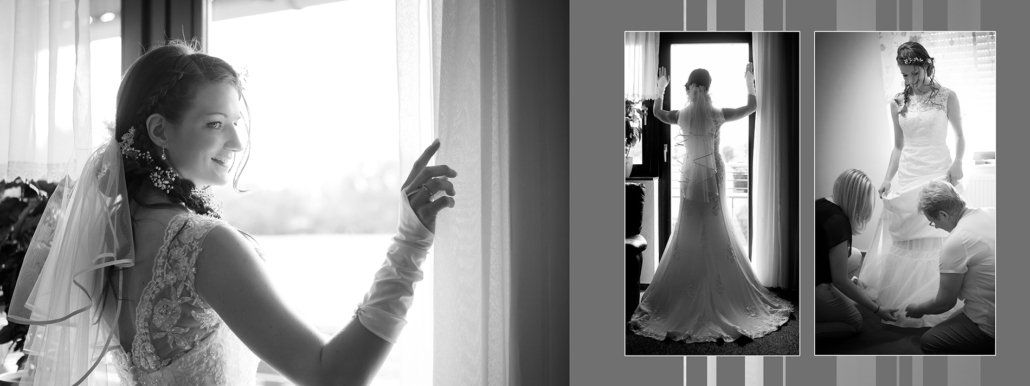 Ein Schwarzweißfoto einer Braut im Brautkleid, die aus einem Fenster schaut.