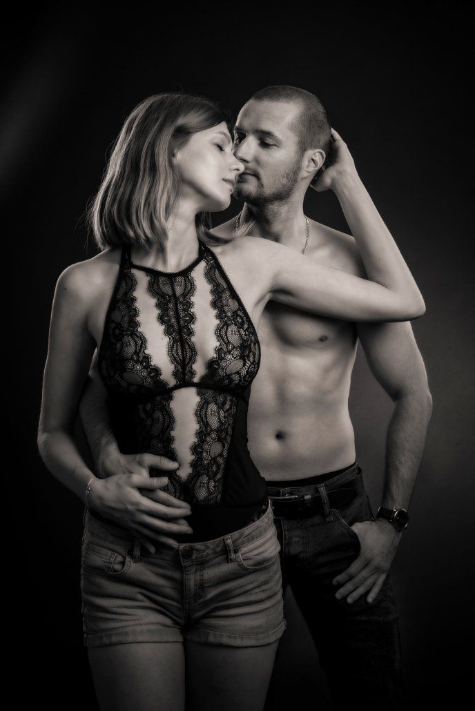 Auf einem Schwarzweißfoto umarmen sich ein Mann und eine Frau.