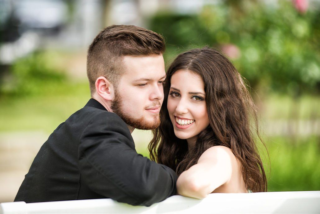 Ein Mann und eine Frau sitzen auf einer weißen Bank.