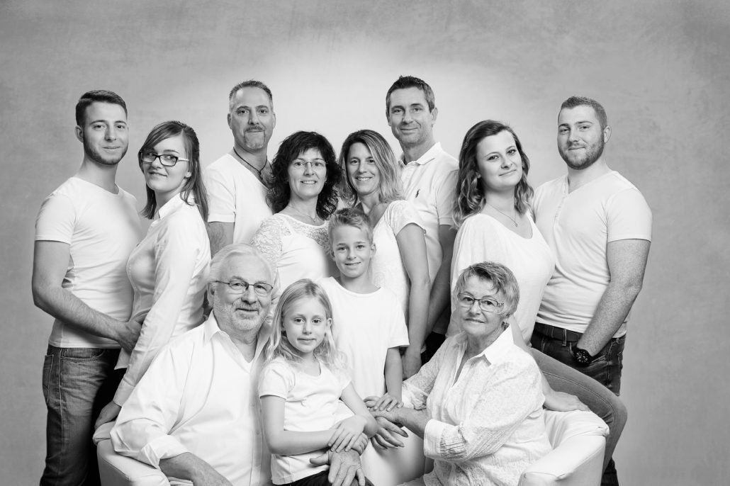 Ein Schwarzweißfoto einer großen Familie, die für ein Foto posiert.