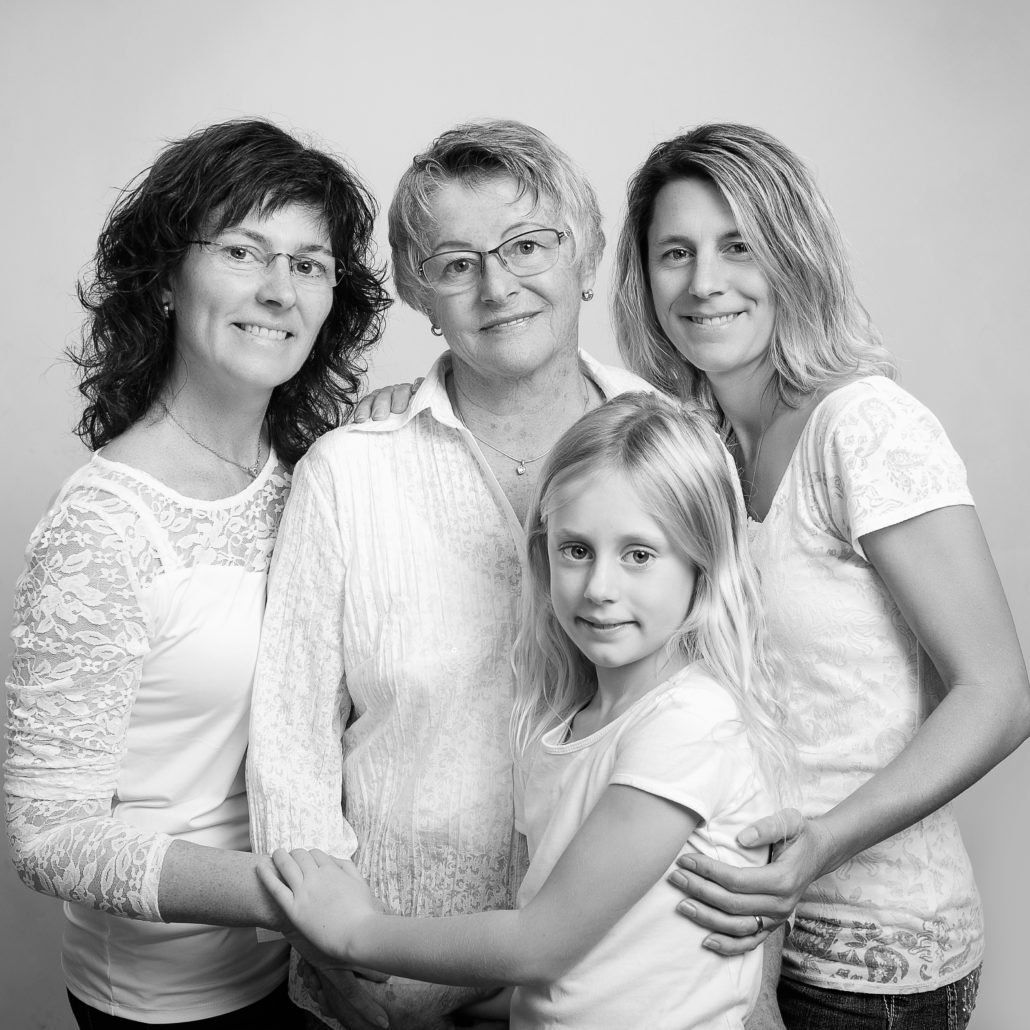 Ein Schwarzweißfoto einer Familie, die für ein Foto posiert.