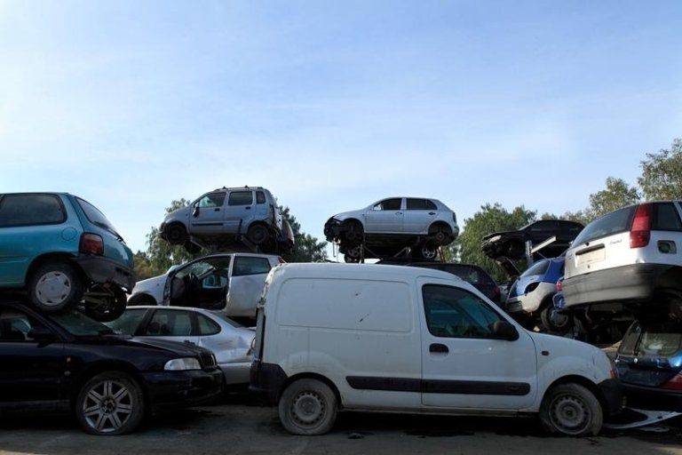 Furgone bianco e auto da rottamare