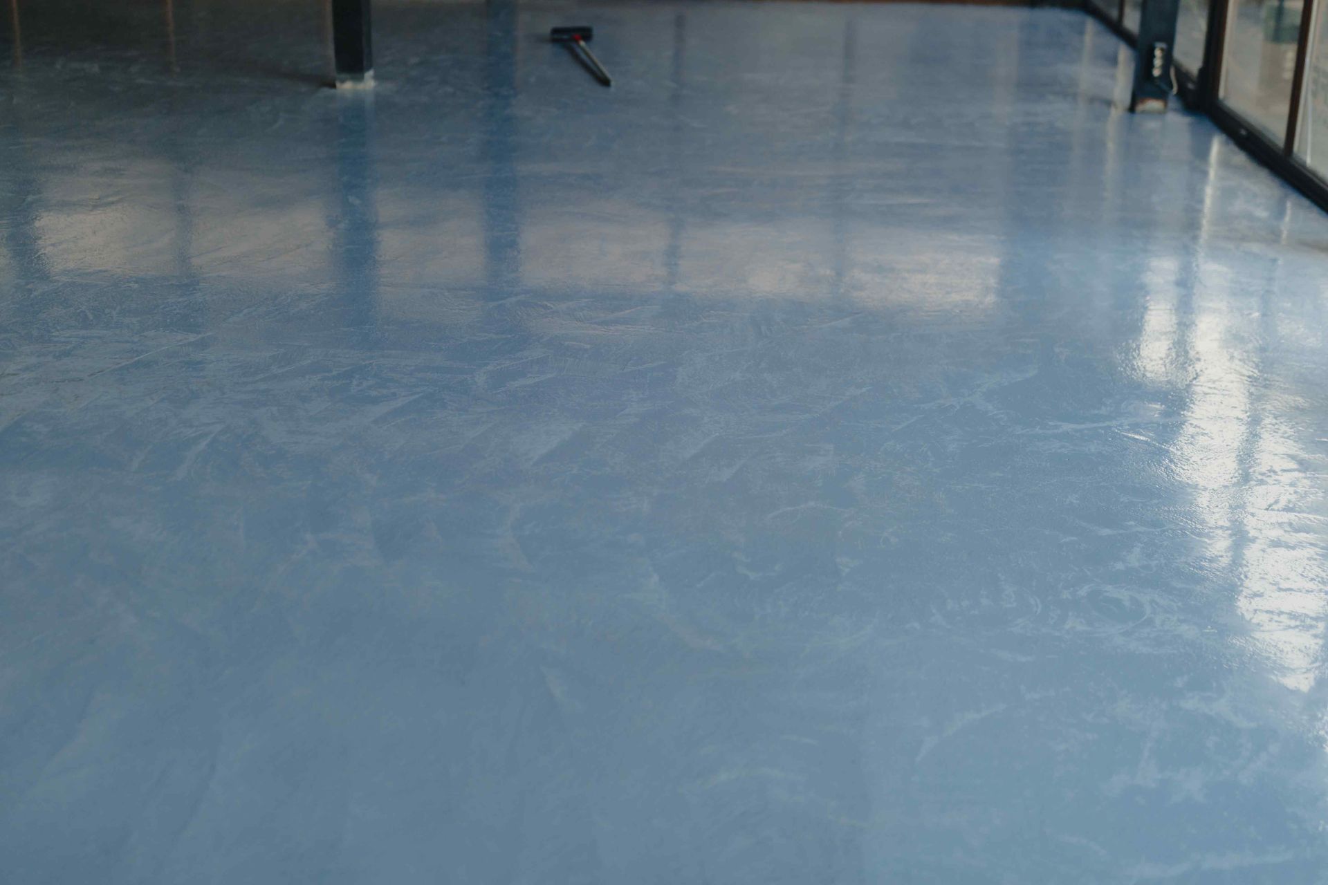 Shiny epoxy floor with light-colored patterns
