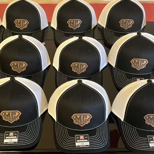 A bunch of black and white hats with the word sip on them