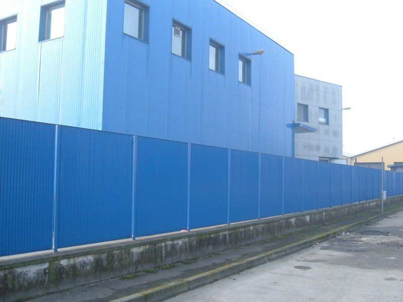 recinzione blu di ferro