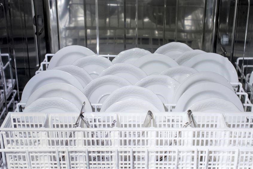 Clean plates in a dishwasher
