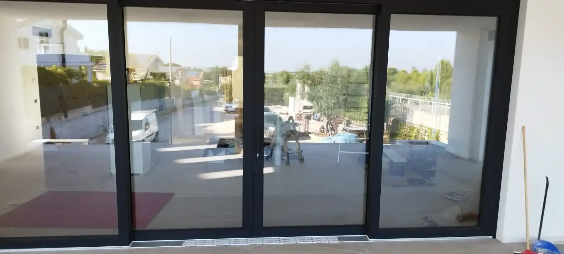 Le porte scorrevoli in vetro si aprono su un patio con vista sul quartiere.