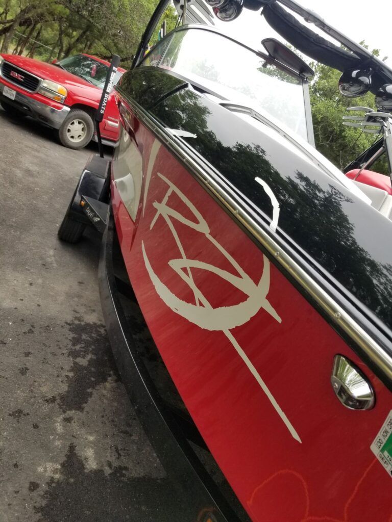A red and black boat with the letter r on it
