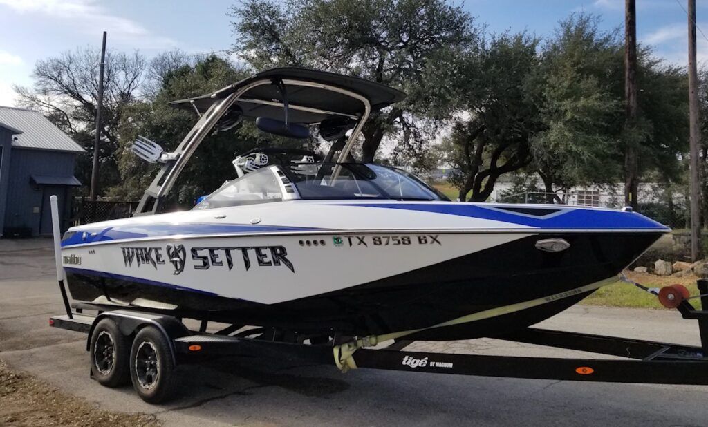 A blue and white boat with the word setter on it