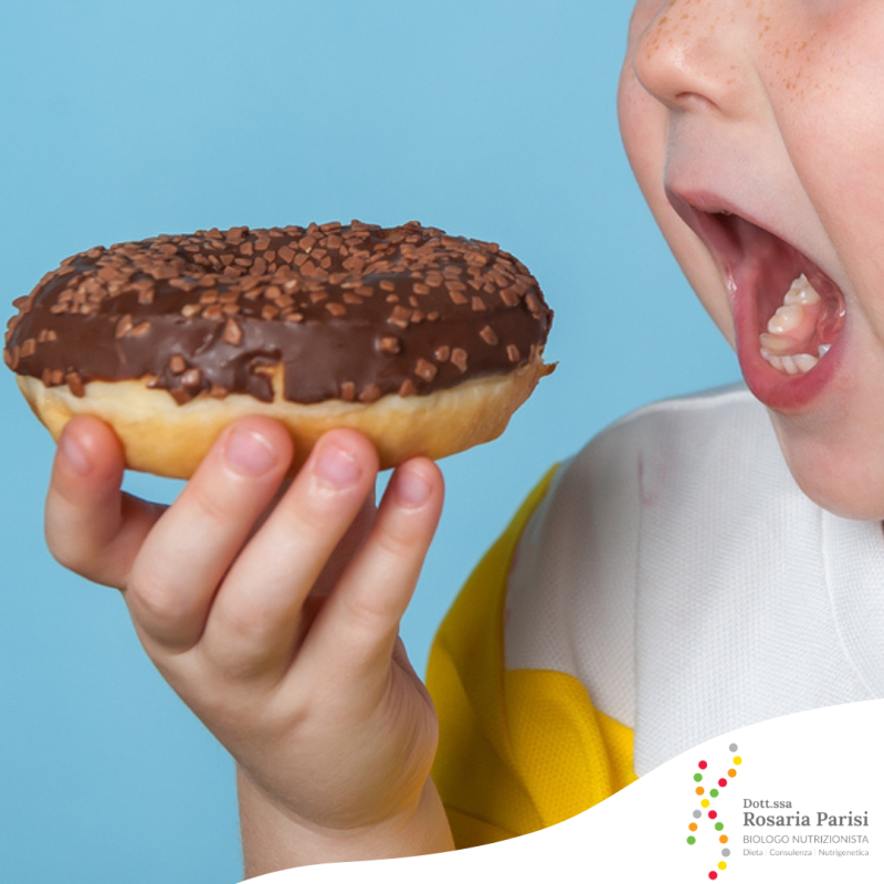 bambino mangia ciambella