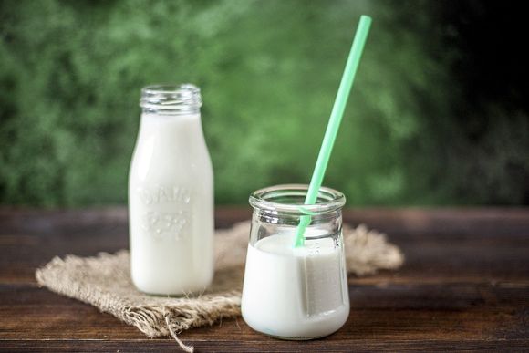 latte e yogurt in vetro