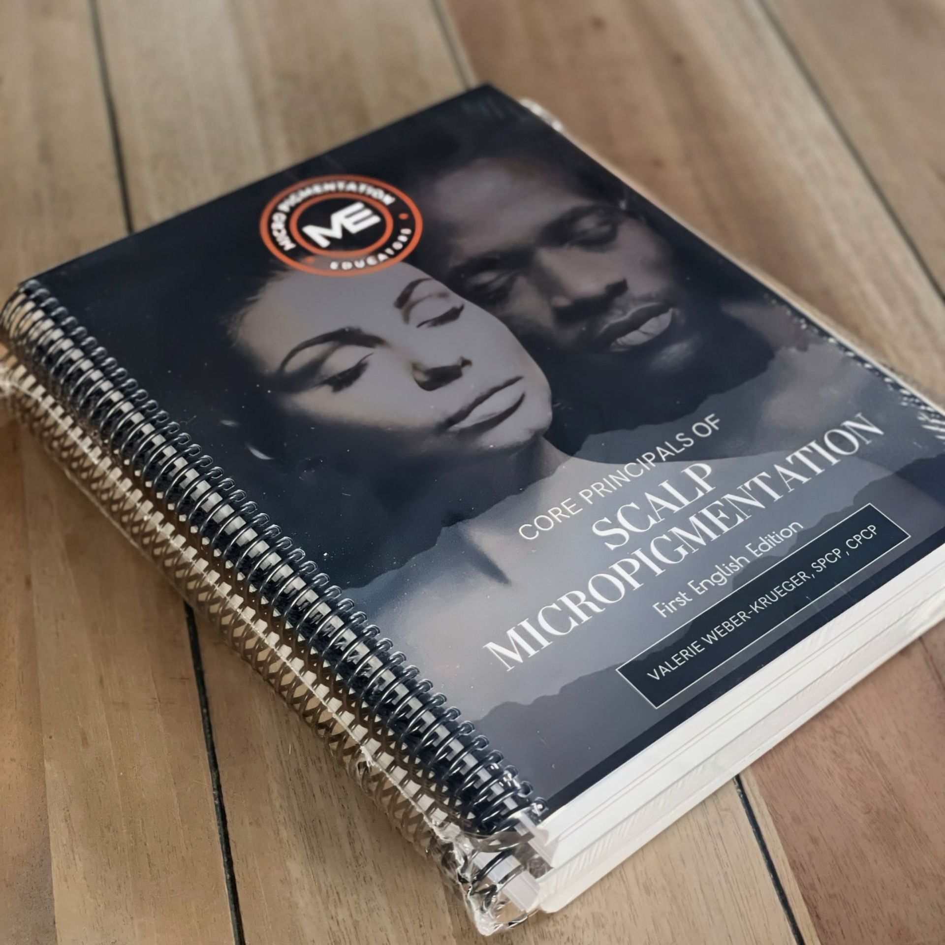 Trainer Bundle: (Pack of 4) / Core Principles of Scalp Micropigmentation textbook (1st English Edition)