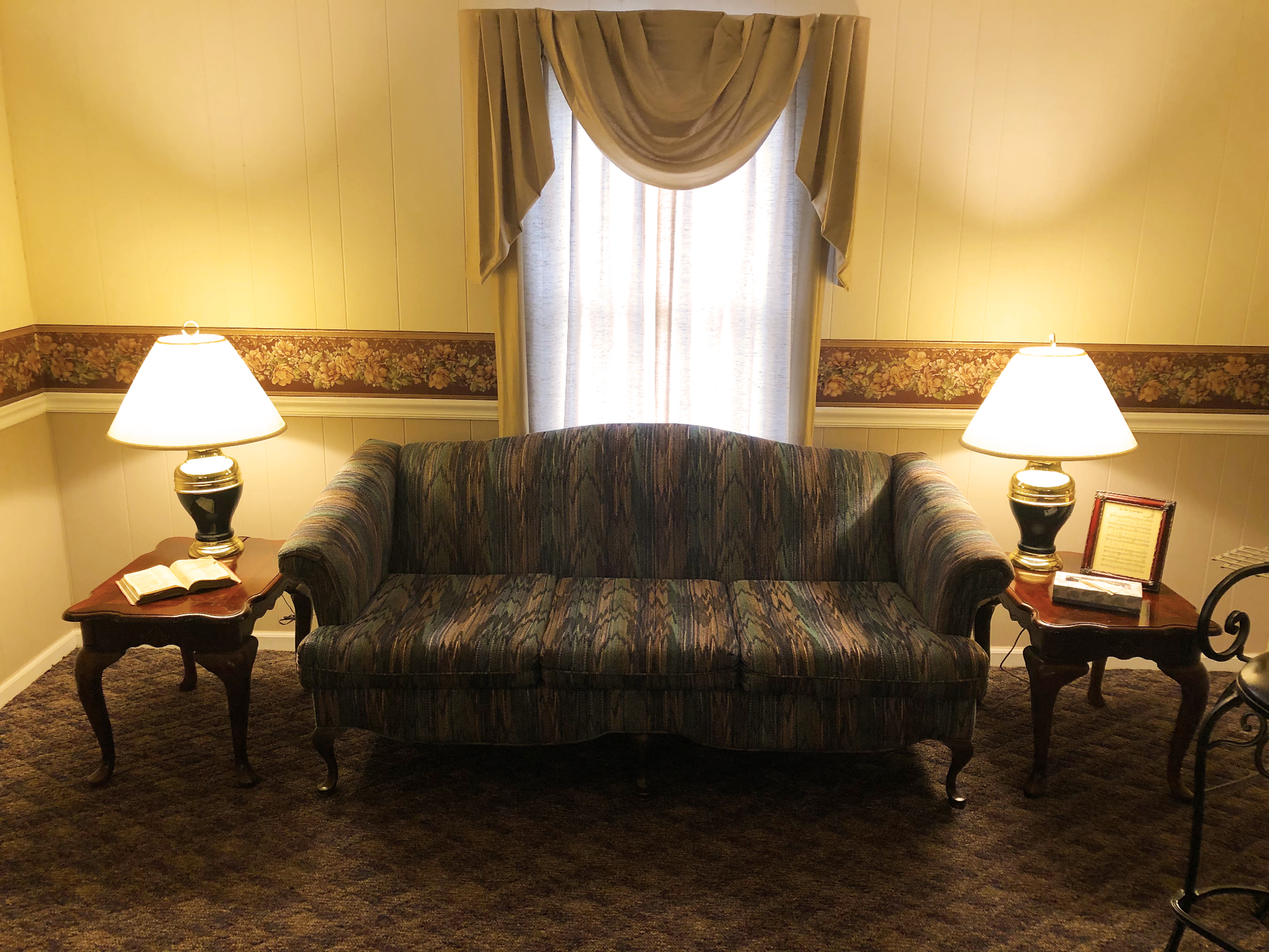 A living room with a couch and two lamps