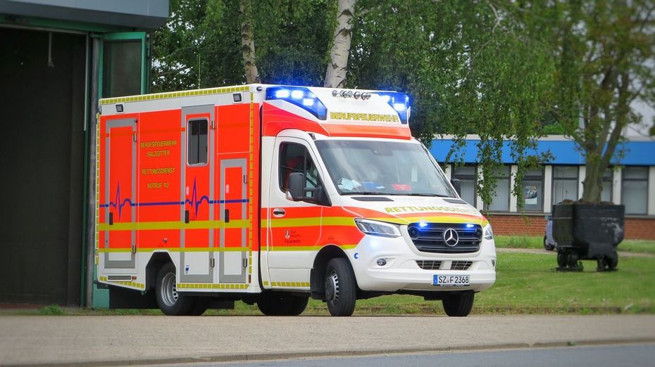 Rettungswagen, Erste Hilfe, Rettung, Notfall, Blaulicht