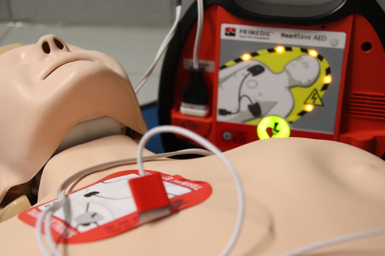 Erste Hilfe, Reanimation, Übingspuppe, Defibrillator