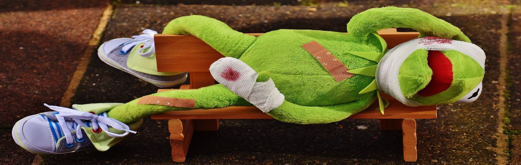 Kermit verletzt, Frosch, grün, Bank, Verband, Pflaster